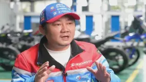 Thợ sửa xe quê thành ông chủ hãng môtô vô địch thế giới