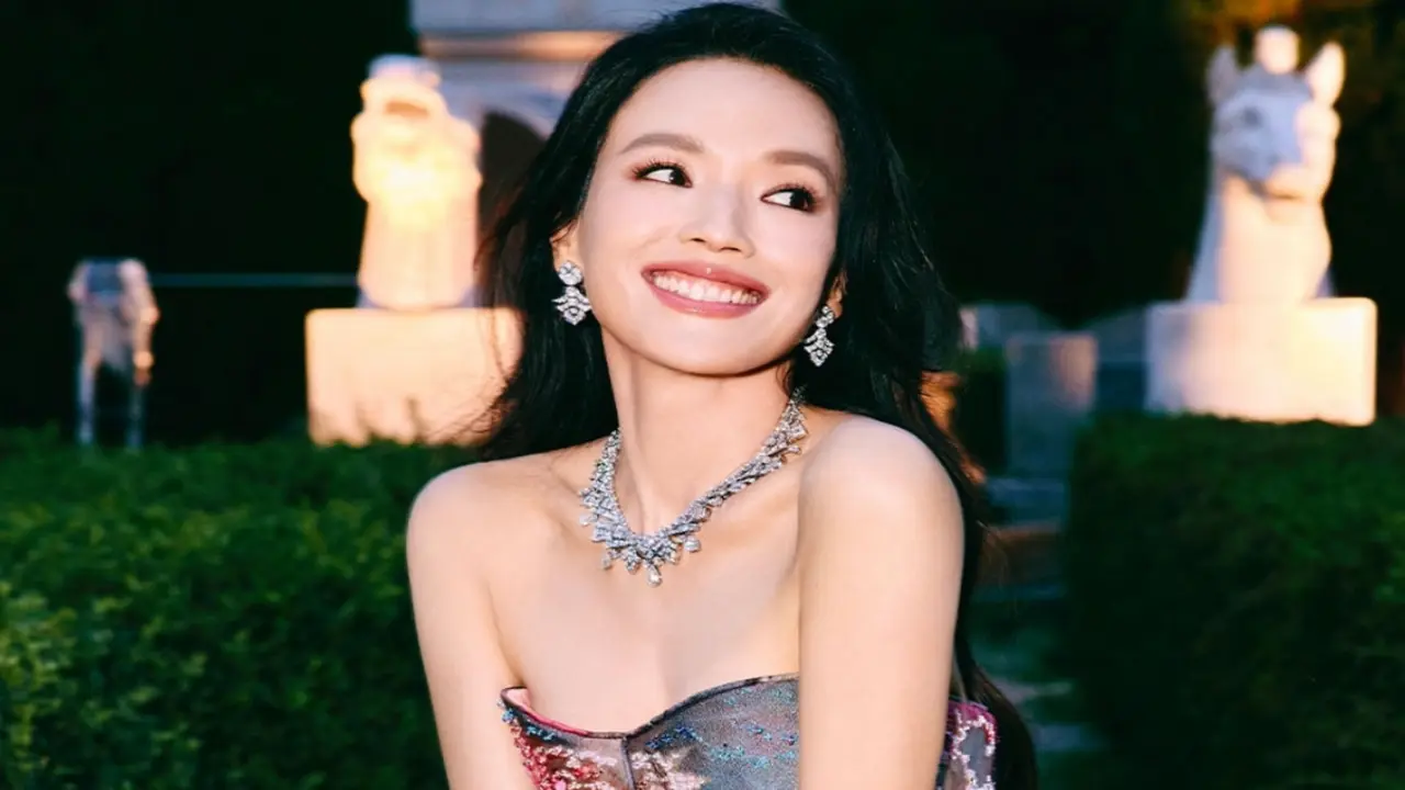 Thời trang hút ống kính của Thư Kỳ, nhan sắc như bị thời gian bỏ quên