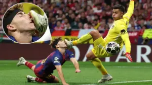 Tiền vệ Barca đổ máu sau khi bị đá vào mặt