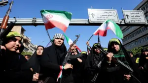 Tin tức thế giới 19-4: Iran nói đàm phán với Mỹ tiến triển, nhưng vẫn đóng eo biển Hormuz