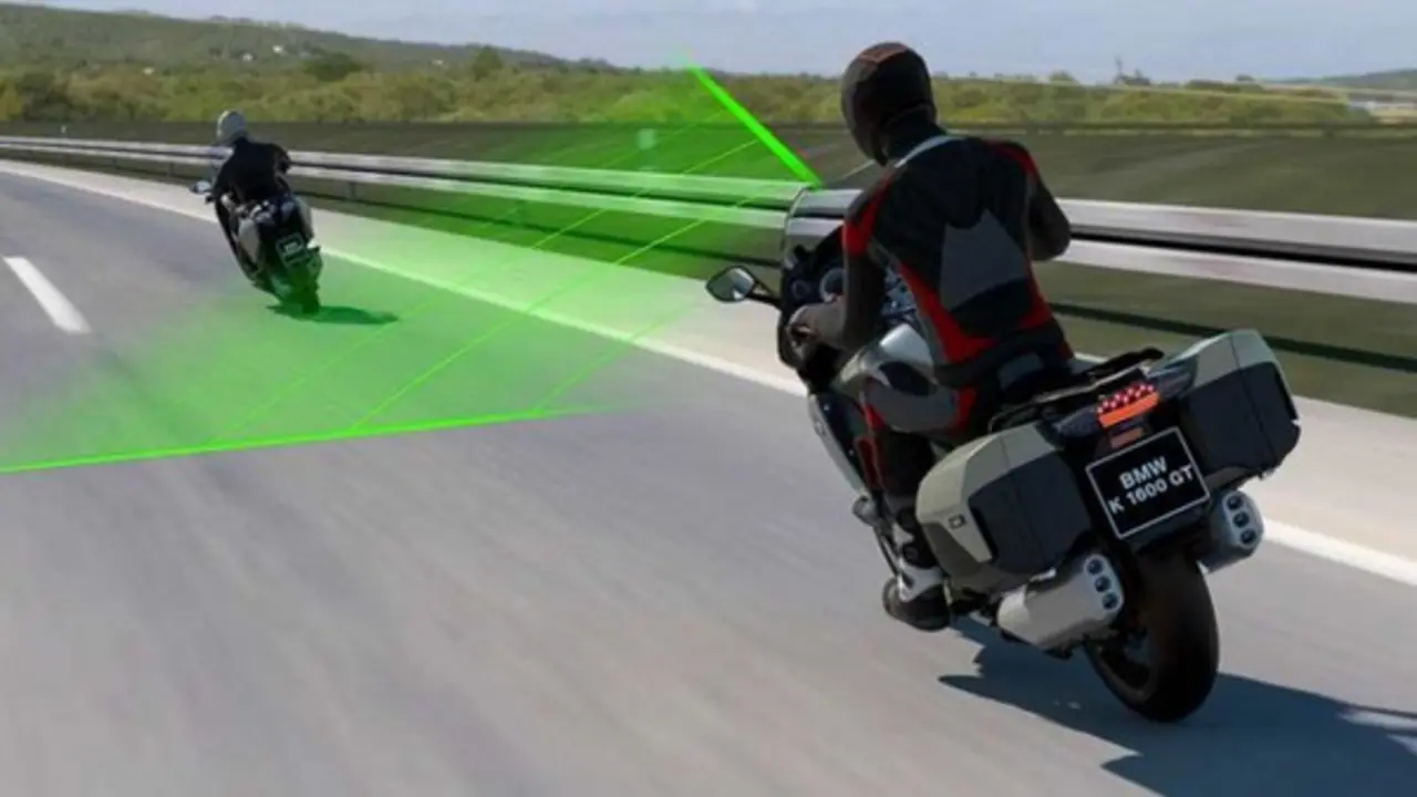 Tính năng Cruise Control trên xe máy hoạt động ra sao, khi nào nên sử dụng?