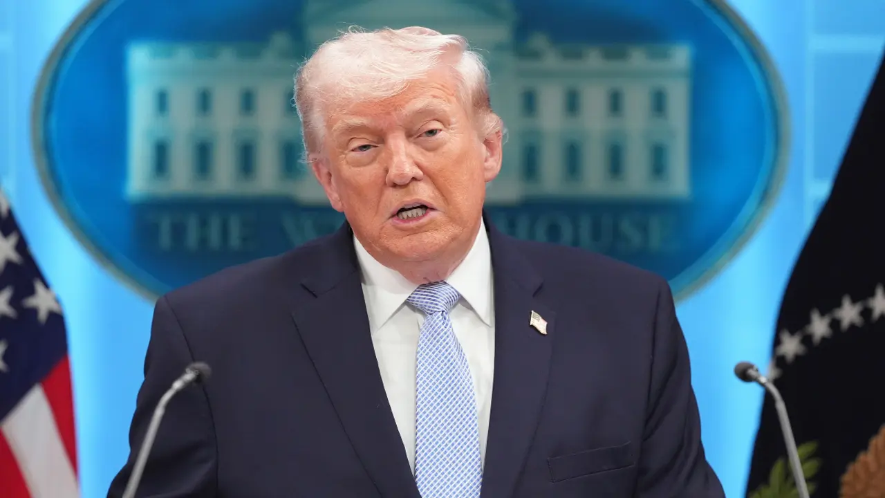 Tổng thống Trump thông báo Mỹ đang 'dọn dẹp eo biển Hormuz'