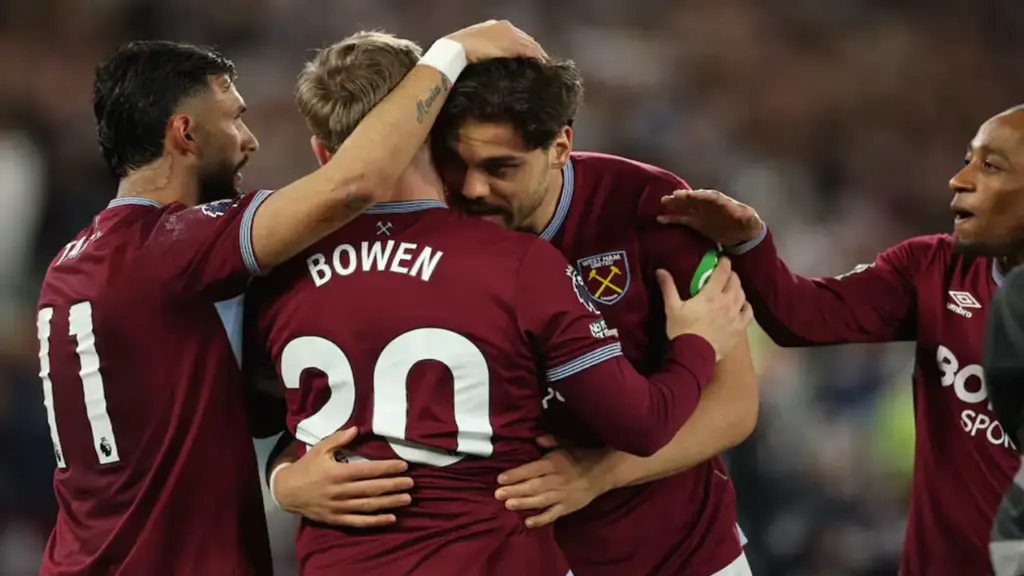 Tottenham bị đẩy xuống nhóm đèn đỏ ở Ngoại hạng Anh