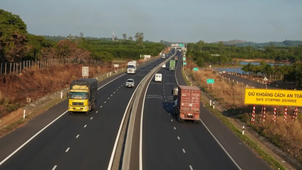 TP.HCM đề xuất miễn phí đường bộ, phí BOT với xe khách và xe chở hàng