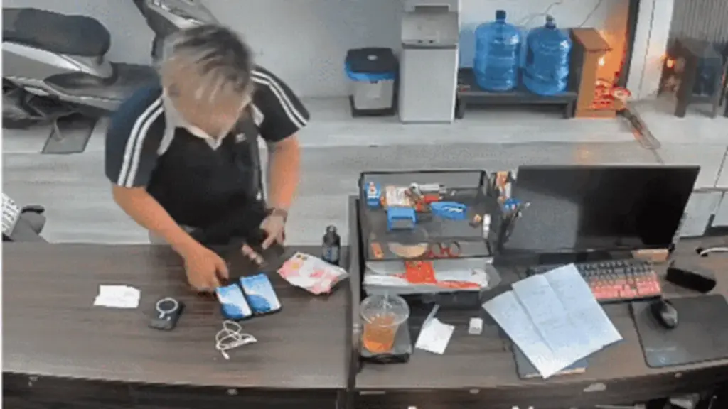 TP.HCM: Giả vờ chuộc đồ, thanh niên giật 2 điện thoại tẩu thoát