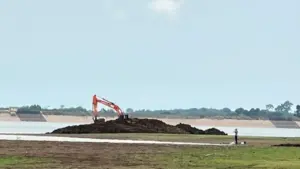TP.HCM: Ngăn chặn phương tiện múc đất, đưa ra khỏi khu vực hồ Đá Bàng