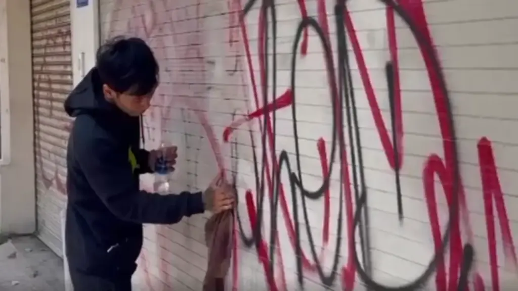 TP.HCM: Thanh niên mang 8 chai sơn đi vẽ bậy thì bị công an phát hiện