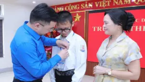 Trao, truy tặng huy hiệu Tuổi trẻ dũng cảm cho hai học sinh cứu người đuối nước