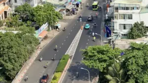Vạch xương cá kênh hóa dòng xe là gì, đè lên bị phạt bao nhiêu?