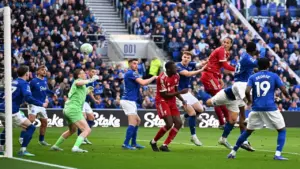 Van Dijk giúp Liverpool thắng ở phút bù