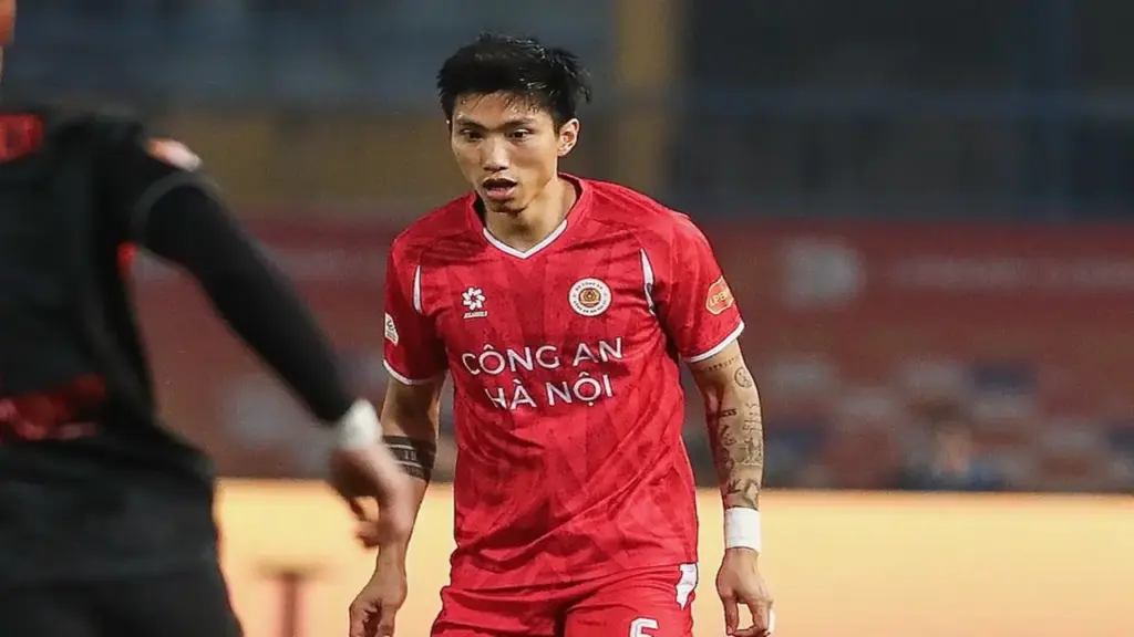 Văn Hậu, Việt Anh bị treo giò