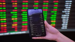 VN-Index giảm điểm, cổ phiếu Vingroup, Sacombank đỡ thị trường