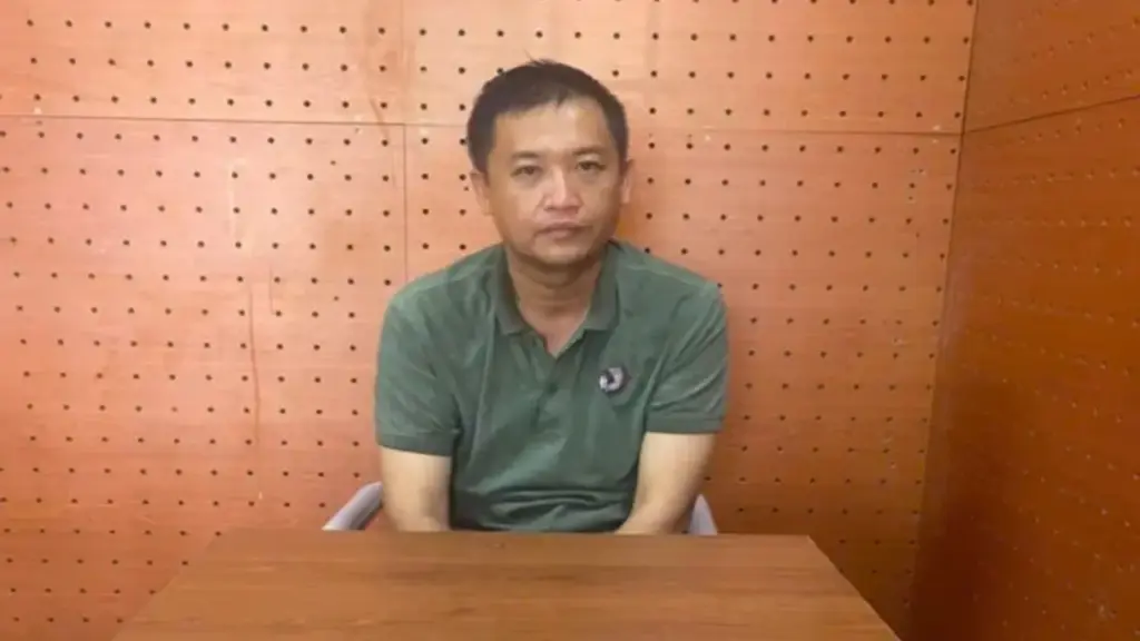 Vờ đẩy giúp xe hết xăng, lợi dụng cướp điện thoại