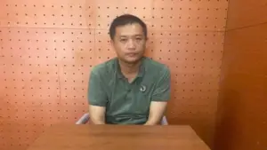 Vờ đẩy giúp xe hết xăng, lợi dụng cướp điện thoại