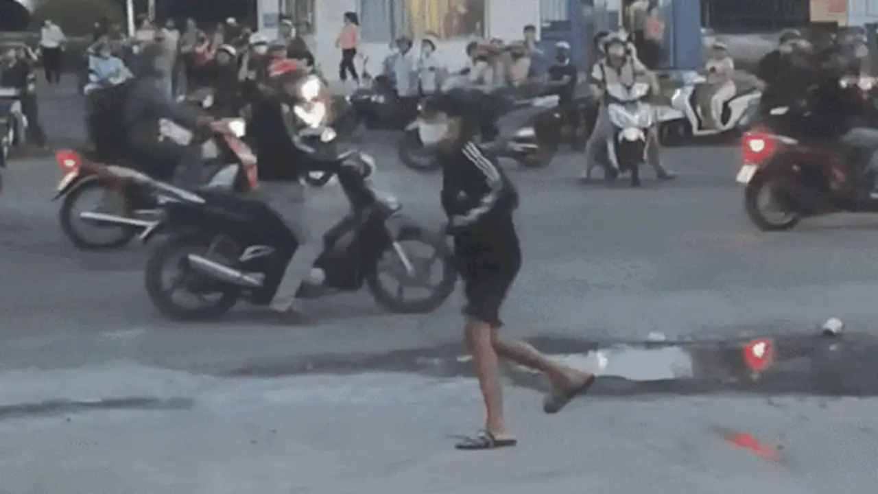 Xác minh vụ nhóm thanh niên cầm hung khí đánh nhau gần Khu công nghiệp Sóng Thần