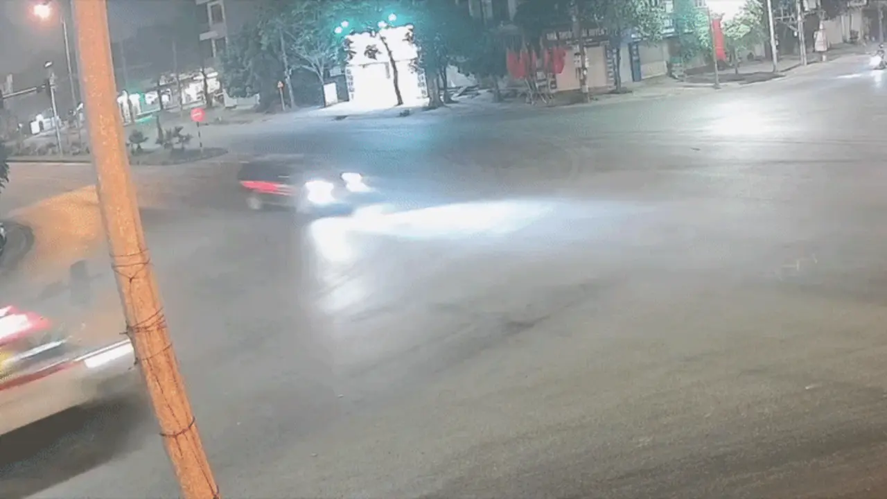 Xe cứu thương lật ngang khi va chạm xe bán tải: ai sai?