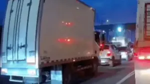 Xe đầu kéo đâm một loạt ôtô ở trạm thu phí, 26 người thương vong