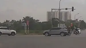 Xe máy chở ba lao vào ôtô rẽ trái, ai sai?